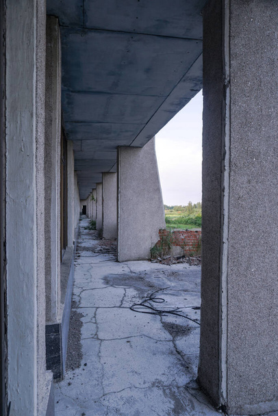 Руїни покинутих будівель у 1986 році. Радянська архітектура в Чорнобилі. Небезпека зараження людей вірусом - радіацією. Шкідливе виховання - Фото, зображення