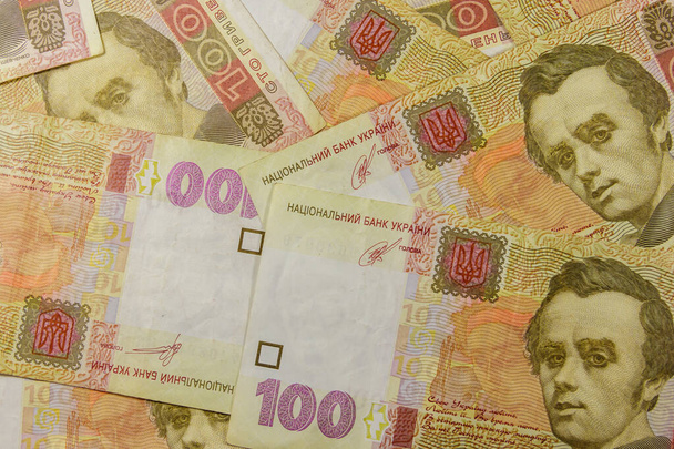 Monnaie ukrainienne. Contexte des billets de cent hryvnia - Photo, image