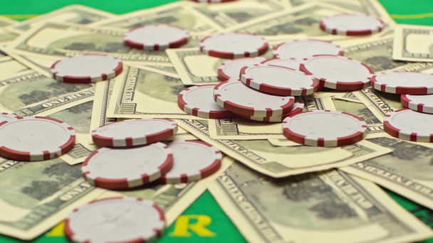 abgeschnittene Ansicht des Spielers, der den Air Poker Chip einwirft  - Filmmaterial, Video
