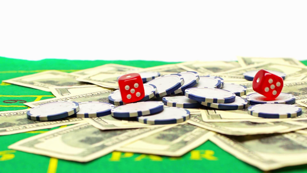Lento movimiento del hombre tirando dados en fichas de póquer y dinero aislado en blanco
 - Metraje, vídeo