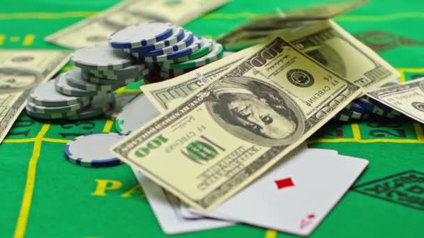 close-up van dollars vallen op poker chips en speelkaarten - Video