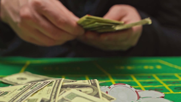 Hidas liike pelaaja heittää rahaa pelimerkkejä  - Materiaali, video