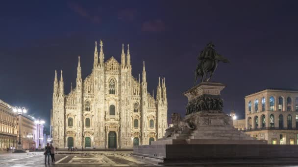 Duomo van Milaan van nacht tot dag tijd vervallen in Milaan, Italië. - Video