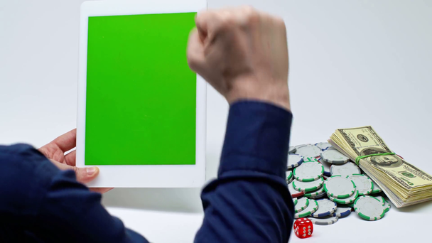 vista recortada del ganador sosteniendo tableta digital con pantalla verde en blanco
 - Imágenes, Vídeo