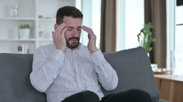 Preocupado joven empresario conseguir estresado en casa
  - Metraje, vídeo