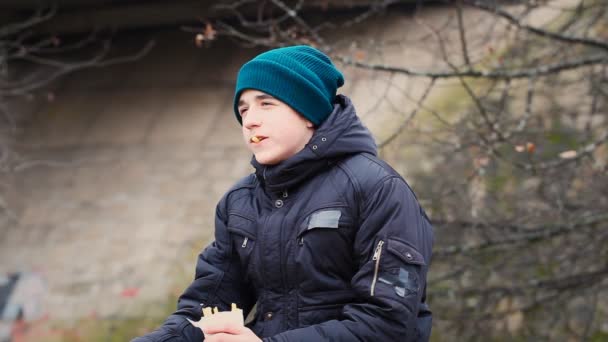 Adolescente comendo batatas fritas episódio 1
 - Filmagem, Vídeo