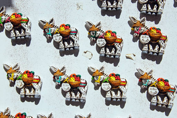 Des ânes magnétiques en céramique exposés devant un magasin à pueblo blanco (village blanchi à la chaux), Mijas, Costa del Sol, Province de Malaga, Andalousie, Espagne, Europe
. - Photo, image