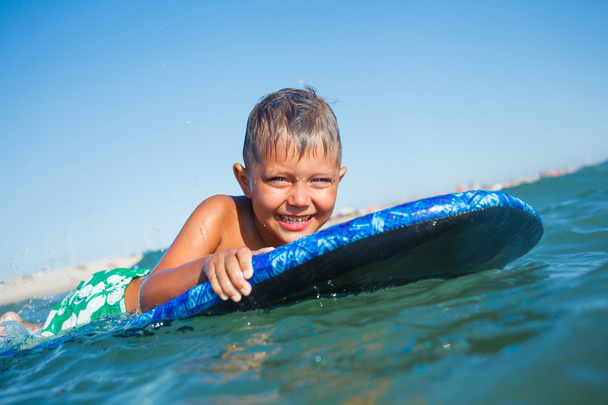 boy has fun with the surfboard - Valokuva, kuva