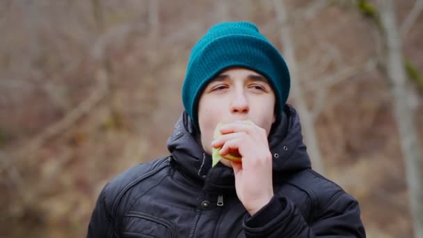 Adolescente comiendo hamburguesa episodio 1
 - Metraje, vídeo