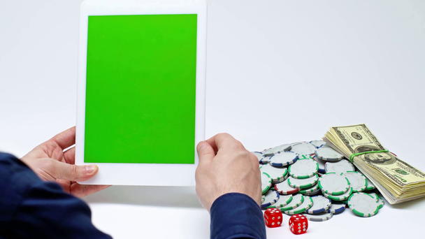 καλλιεργημένη άποψη του ανθρώπου χρησιμοποιώντας ψηφιακή ταμπλέτα με πράσινη οθόνη σε λευκό  - Πλάνα, βίντεο