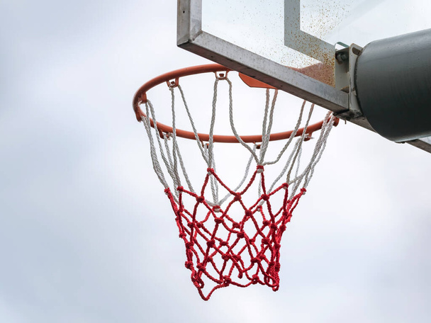 Kosárlabda gyűrű hálóval kosárlabda a szabadban, kosárlabda karika - Fotó, kép