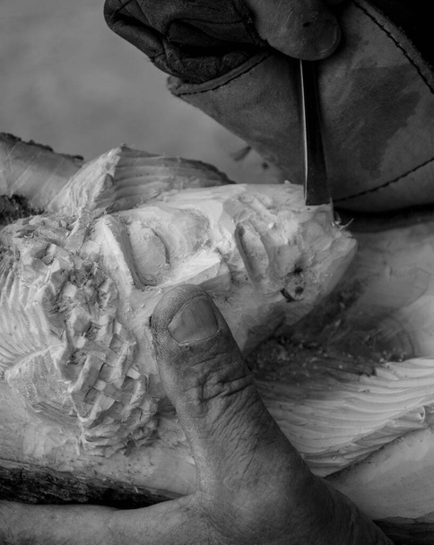 in bianco e nero, artigiano che lavora su legno, scultura in legno del volto di Gesù Tepatitlan de Morelos, città messicana - Foto, immagini