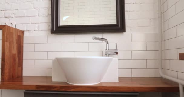 Interno di confortevole bagno leggero con design semplice
 - Filmati, video