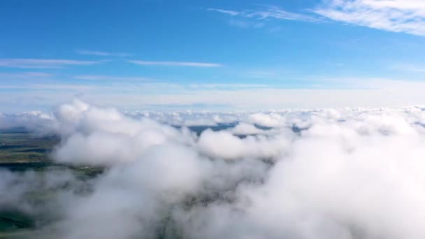 ふわふわの雲の層を飛んでいます。澄んだ空を動き回る白い雲の驚くべきタイムラプス - 映像、動画