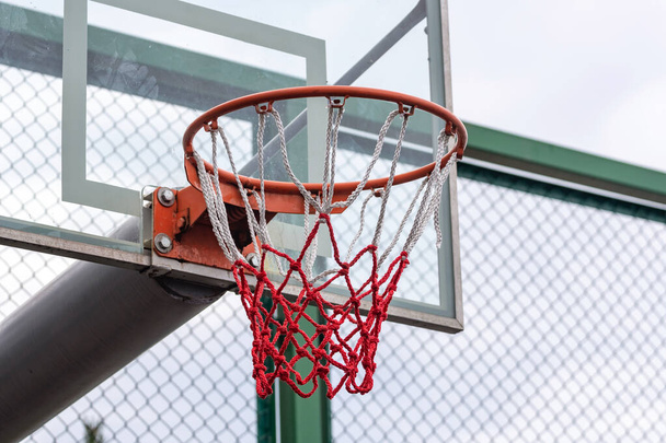 外でバスケットボールをするためのネット、バスケットボールの輪 - 写真・画像