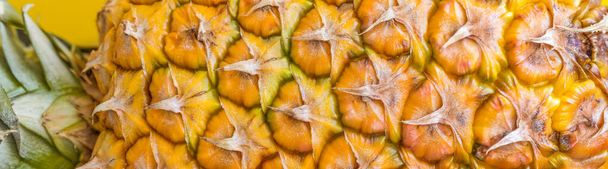 Jedná se o fragment povrchu zralého ananasového detailu. Znázorňuje vodorovné panorama čtyř snímků. - Fotografie, Obrázek