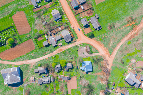 Vista aérea da altura da aldeia rural com casas e ruas, campos arados, prados no verão
 - Foto, Imagem