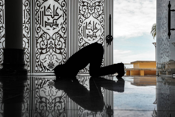 モスクにおける神へのムスリムの祈り - 写真・画像