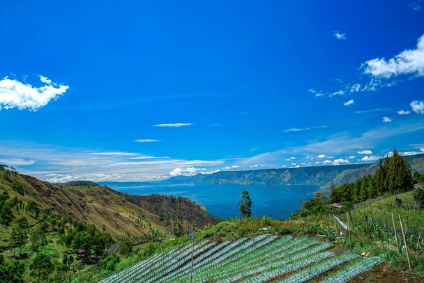 Όμορφη θέα του Danau Toba ή λίμνη Toba στο Sumatera Utara, Ινδονησία - Φωτογραφία, εικόνα