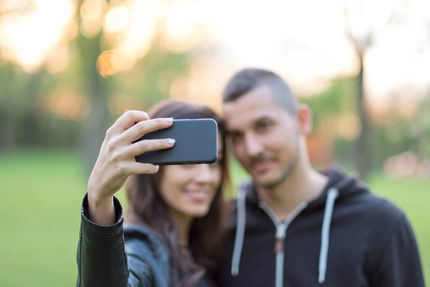 couple making selfie photo on smart phone - Foto, afbeelding