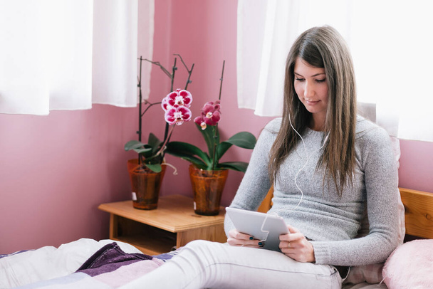 Giovane donna che utilizza tablet computer a casa - Foto, immagini