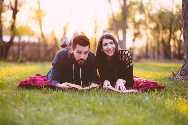 boldog fiatal pár a parkban - Fotó, kép