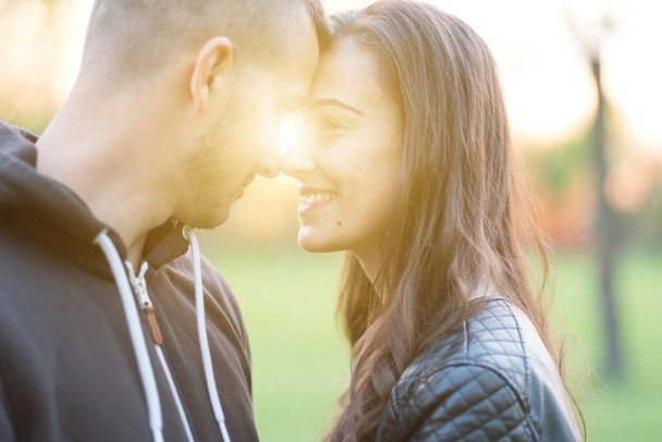 romantikus fiatal pár a parkban  - Fotó, kép