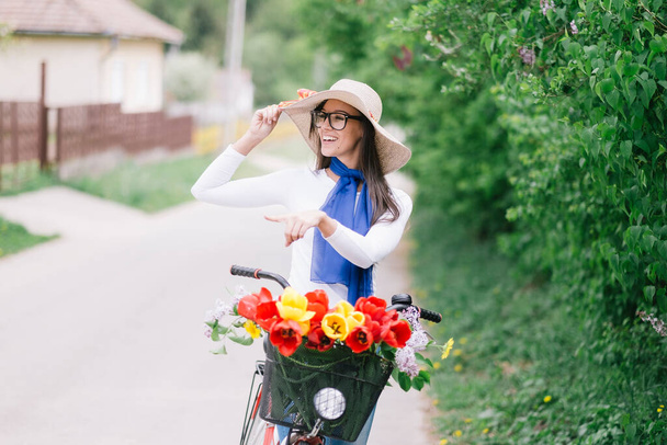 jonge vrouw in zomer park paardrijden fiets - Foto, afbeelding