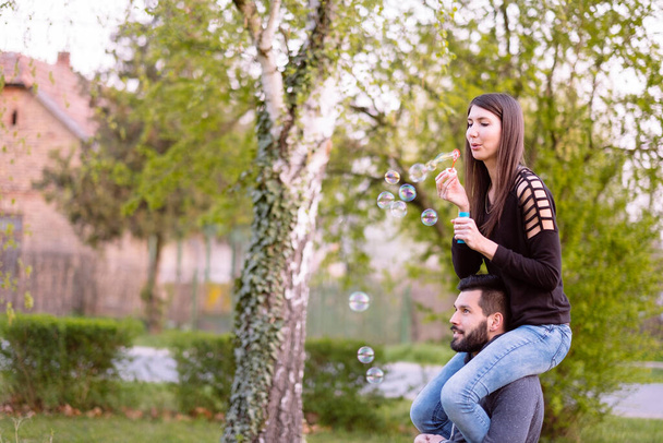 šťastný mladý pár v parku - Fotografie, Obrázek