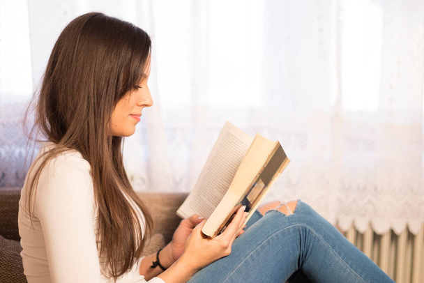 jovem mulher ler livro em casa - Foto, Imagem