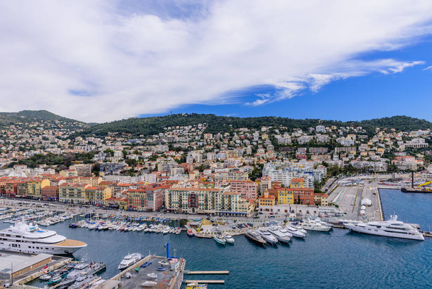 Ciudad de Niza, Francia - 7 de marzo de 2018: Costa Azul, Francia. Mar Niza puerto con yates y hermosos edificios en el fondo
 - Foto, Imagen