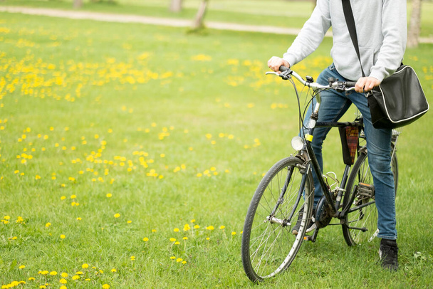 mujer joven con bicicleta en el parque - Foto, Imagen