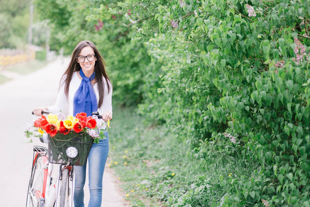 mujer joven en bicicleta de montar parque de verano - Foto, Imagen