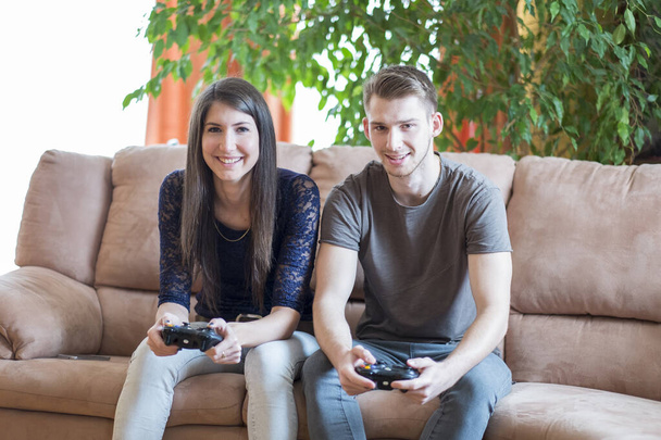 Irmãos e irmãs estão jogando videogame - Foto, Imagem