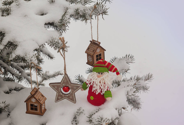 Met sneeuw bedekte sparren met een retro kerstspeelgoed. Massaproductie - Foto, afbeelding