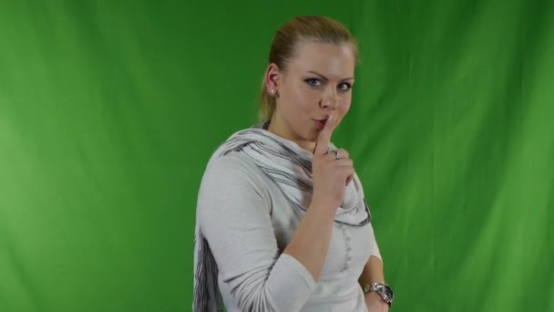 Jovem mulher colocando o dedo nos lábios para shh gesto - shhh segredos
 - Filmagem, Vídeo