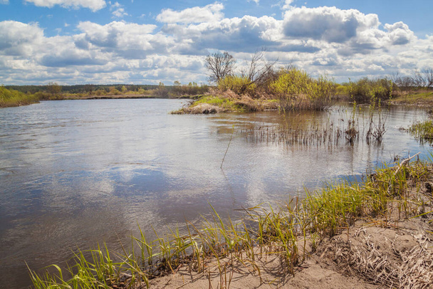 Inondation sur la rivière Teterev en Pologne en Ukraine au printemps
 - Photo, image