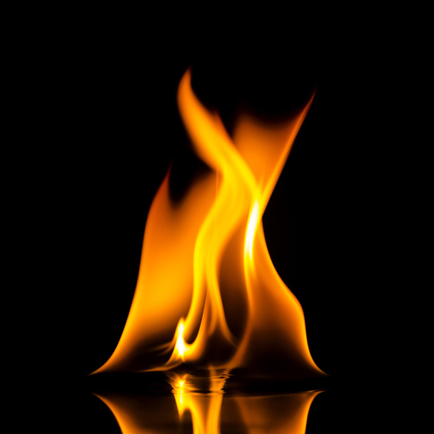 Fogo chama explosão preto marca fogão grill lareira afiada fogueira vulcão fogo posto parede
 - Foto, Imagem