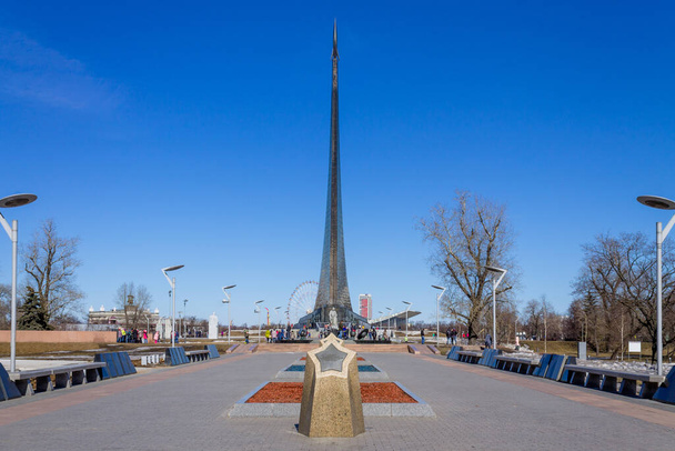 Πανοραμική θέα στο μνημείο Rocket για τους κατακτητές του διαστήματος και της πλατείας με το Μουσείο Μνήμης Cosmonautics στη Μόσχα, Ρωσία. - Φωτογραφία, εικόνα