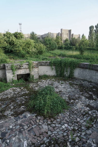 Ruinen verlassener Gebäude im Jahr 1986. Sowjetische Architektur in Tschernobyl. Infektionsgefahr für Menschen mit dem Virus, Strahlung. Gruseliger Grunge-Hintergrund - Foto, Bild
