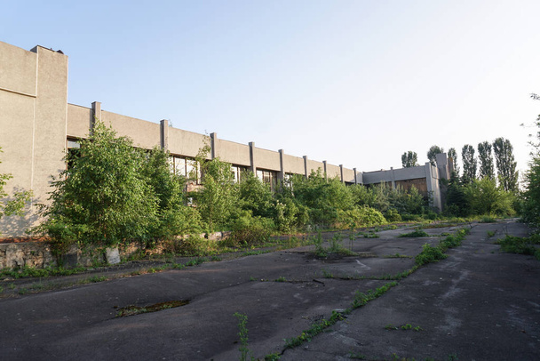 Az elhagyatott épületek romjai 1986-ban. Szovjet építészet Csernobilban. Az emberek vírusfertőzésének veszélye, sugárzás. Ijesztő Grunge háttér - Fotó, kép