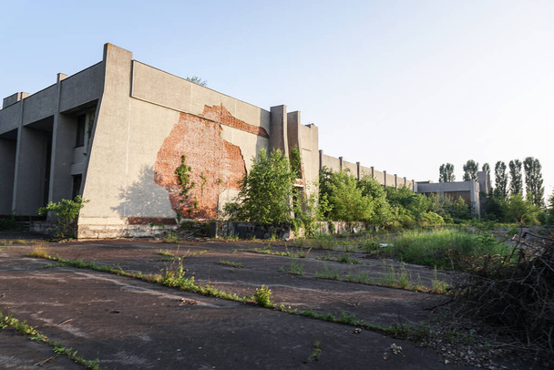 Руїни покинутих будівель у 1986 році. Радянська архітектура в Чорнобилі. Небезпека зараження людей вірусом - радіацією. Шкідливе виховання - Фото, зображення