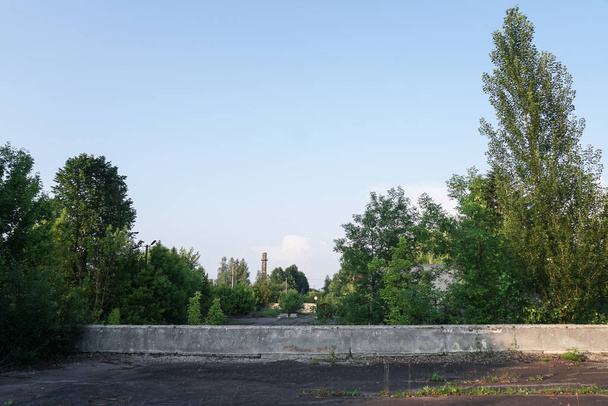 Ruines de bâtiments abandonnés en 1986. Architecture soviétique à Tchernobyl. Danger d'infection des personnes par le virus, rayonnement. Scary Grunge Contexte - Photo, image