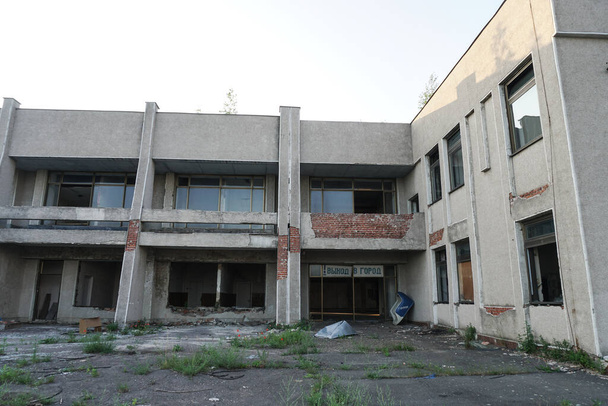 Ruinas de edificios abandonados en 1986. Arquitectura soviética en Chernobyl. Peligro de infección de personas con el virus, radiación. Fondo de Grunge miedo - Foto, imagen