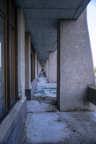 Ruïnes van verlaten gebouwen in 1986. Sovjet architectuur in Tsjernobyl. Gevaar voor infectie van mensen met het virus, straling. Scary Grunge achtergrond - Foto, afbeelding