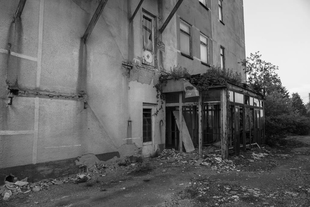 Az elhagyatott épületek romjai 1986-ban. Szovjet építészet Csernobilban. Az emberek vírusfertőzésének veszélye, sugárzás. Ijesztő Grunge háttér - Fotó, kép