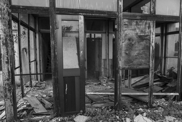 Ruiny opuszczonych budynków w 1986 roku. Sowiecka architektura w Czarnobylu. Niebezpieczeństwo infekcji ludzi wirusem, promieniowaniem. Straszne podłoże grunge - Zdjęcie, obraz