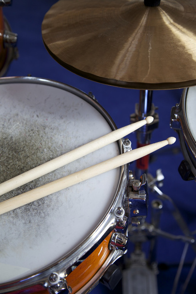 Drumset mit Drumsticks auf Snaredrum und Becken - Foto, Bild