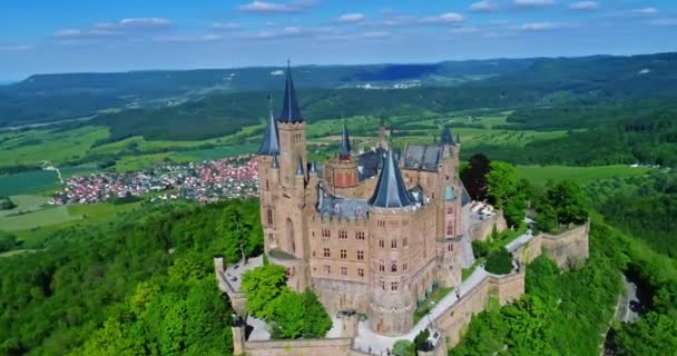 Vista aérea do famoso Castelo de Hohenzollern, Alemanha. Vídeo feito com Drone - Filmagem, Vídeo