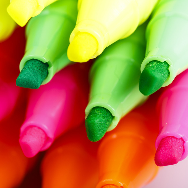Gruppo di pennarelli a punta di feltro colori vivaci su sfondo bianco
 - Foto, immagini